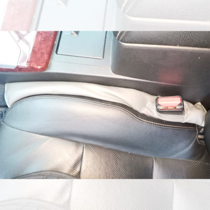 Автомобильная подушка между сидением и подлокотником